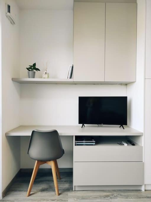 Airport Studio For Two, Free Parking, Airport View บราติสลาวา ภายนอก รูปภาพ